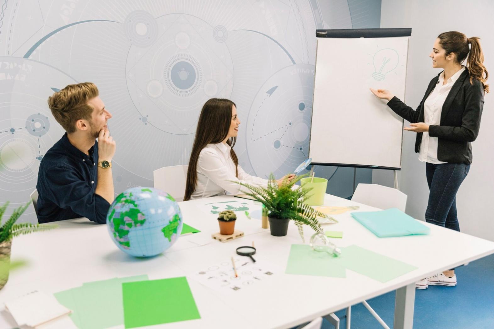 Equipo trabajando en análisis financiero colaborativo